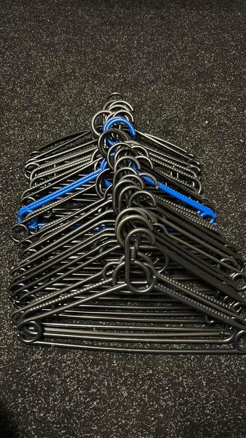 31. Kledinghangers/kleerhangers. beschikbaar voor biedingen