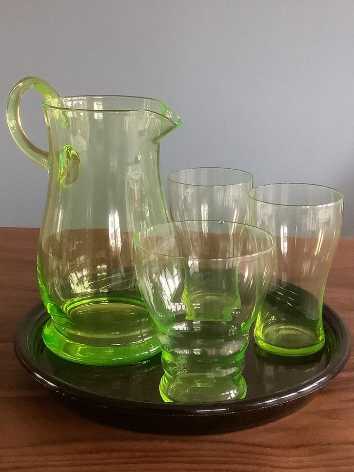 Uranium glazen met schenkkan WJ Rozendaal, Antiek en Kunst, Antiek | Glas en Kristal, Ophalen of Verzenden