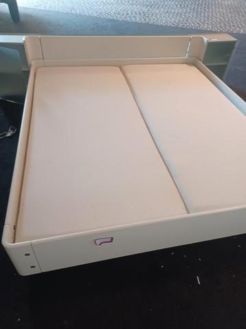 Tweepersoonsbed met matrassen 2 meter bij 180 cm met matrass beschikbaar voor biedingen