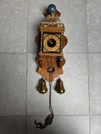 Antieke klok met romeinse cijfers en wereldbol figuur, Ophalen