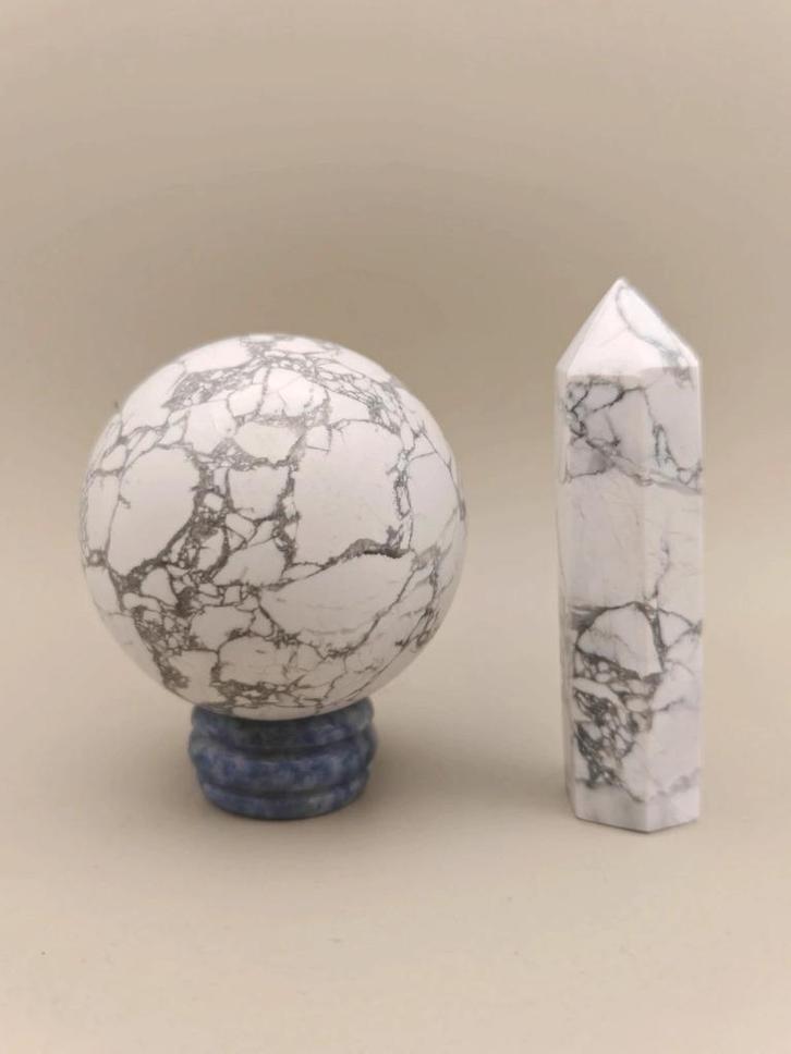 Set van Howliet Bol & Toren – Steen met grijze aders, Verzamelen, Mineralen en Fossielen, Mineraal, Ophalen of Verzenden