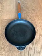 Bakpan Le Creuset Classic 27 cm houten steel., Huis en Inrichting, Keuken | Potten en Pannen, Ophalen of Verzenden, Gebruikt, Gietijzer