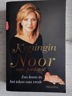 Koningin Noor van Jordanië - Een leven in vrede, Boeken, Biografieën, Ophalen of Verzenden, Zo goed als nieuw, Koningin Noor, Politiek