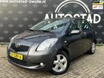 Toyota Yaris 1.3 VVTi Automaat/NL-Auto/2e Eigenaar/Airco/APK, Auto's, Stof, 750 kg, 4 cilinders, Elektrische ramen