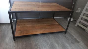 Bijzet tafel hout en ijzer frame beschikbaar voor biedingen