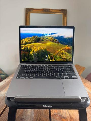 MacBook Pro 13-inch (2020) – 16GB RAM – 512GB SSD beschikbaar voor biedingen
