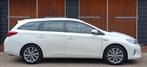Toyota Auris Touring Sports 1.8 Hybr. Executive, Auto's, Toyota, Gebruikt, Leder en Stof, Wit, 25 km/l