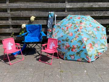 Beach chairs and umbrella beschikbaar voor biedingen