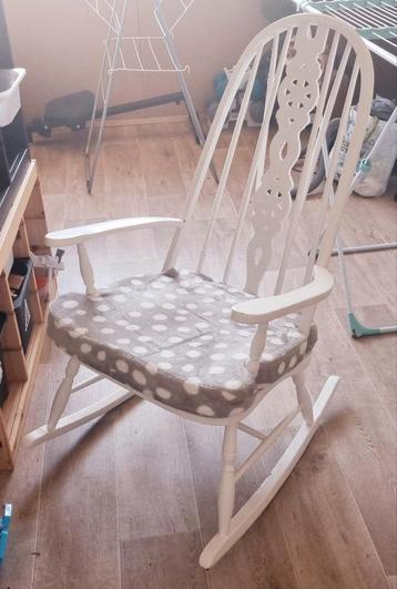 Houten schommelstoel  beschikbaar voor biedingen
