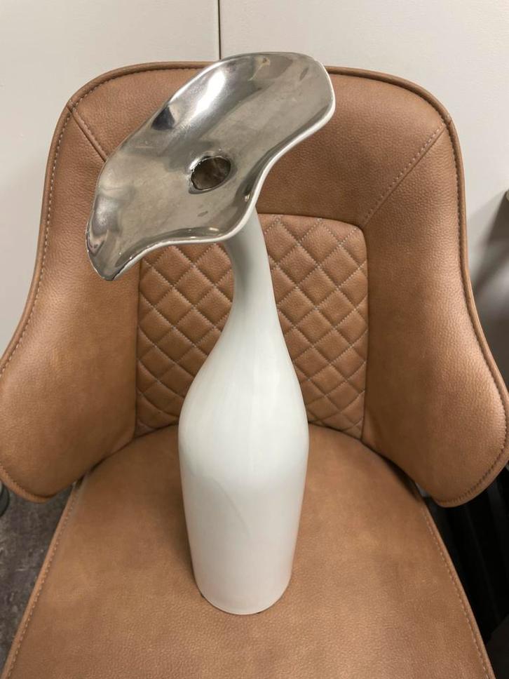Witte vaas met zilveren accent, Huis en Inrichting, Woonaccessoires | Vazen, Zo goed als nieuw, Wit, 50 tot 75 cm, Aardewerk of Porselein
