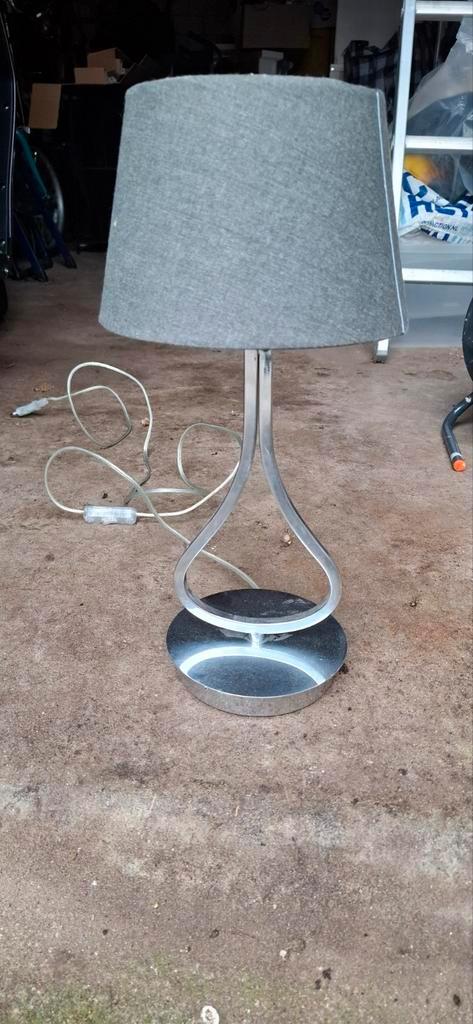 Stijlvolle tafellamp met grijze kap, Huis en Inrichting, Lampen | Vloerlampen, Gebruikt, Minder dan 100 cm, Metaal, Stof, Ophalen