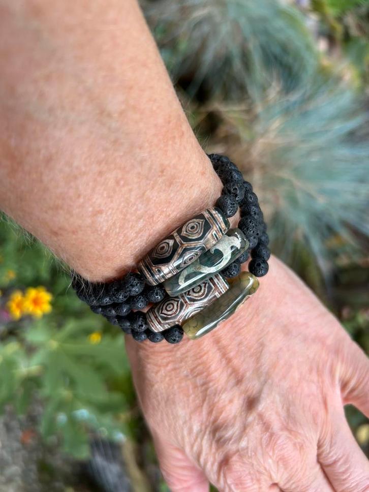 Prachtige Lava steen armband met Dzi bead., Sieraden, Tassen en Uiterlijk, Armbanden, Nieuw, Overige materialen, Zwart, Met edelsteen