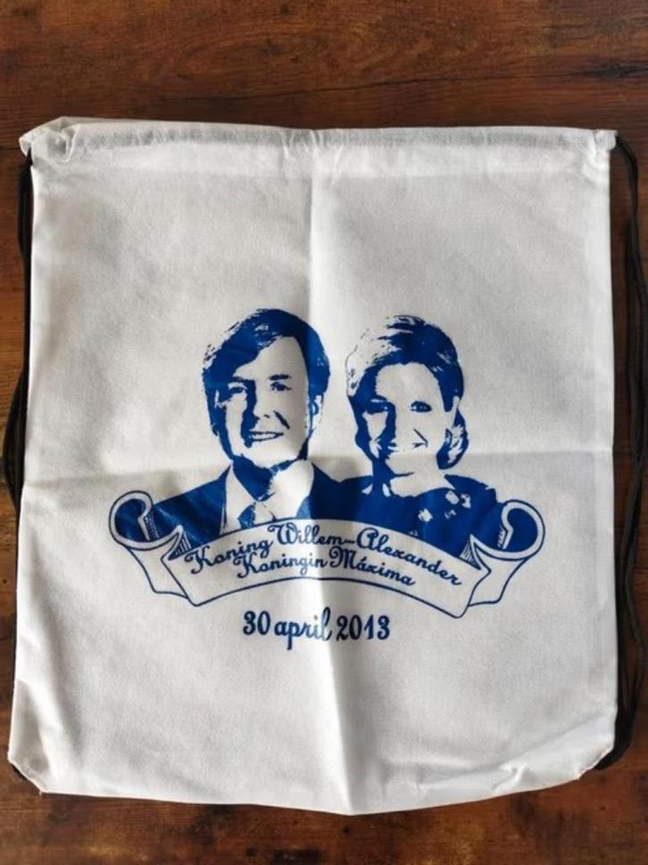 Rugtasje Willem Alexander en Maxima en theelepel Amalia, Verzamelen, Koninklijk Huis en Royalty, Nieuw, Overige typen, Nederland