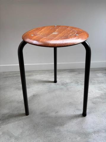 Vintage houten kruk met metalen poten beschikbaar voor biedingen