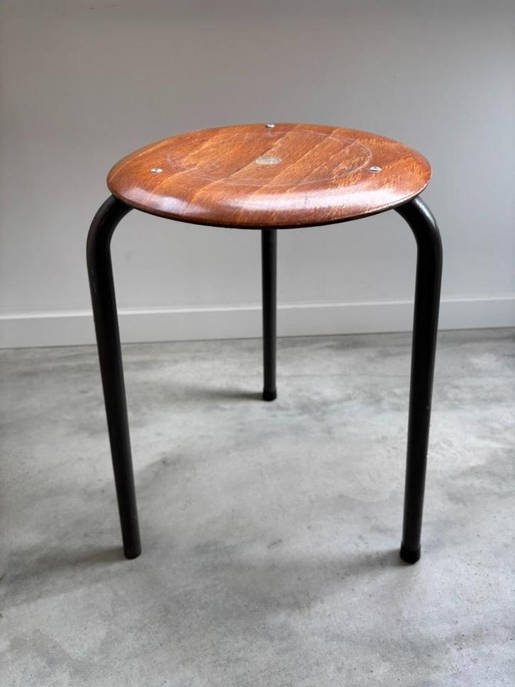 Vintage houten kruk met metalen poten, Huis en Inrichting, Barkrukken, Gebruikt, 60 tot 90 cm, Hout, Metaal, 1 kruk, Ophalen of Verzenden