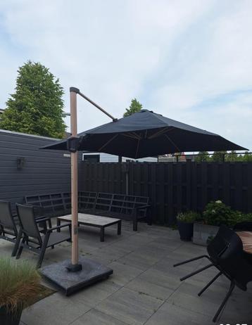 Kantelbaar Zweef Parasol 300x300 Anthraciet Voet Wieltjes UV beschikbaar voor biedingen