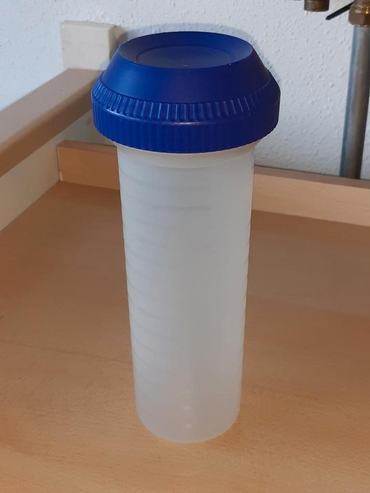 Tupperware quickshaker groot 700 ml blauw, Huis en Inrichting, Keuken | Tupperware, Schaal, Blauw, Ophalen of Verzenden