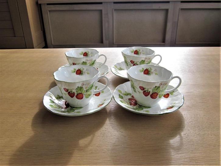 Queens Virginia Strawberry Green Edge Swirl Reliëf D9cm H7cm, Huis en Inrichting, Keuken | Servies, Zo goed als nieuw, Kop(pen) en/of Schotel(s)