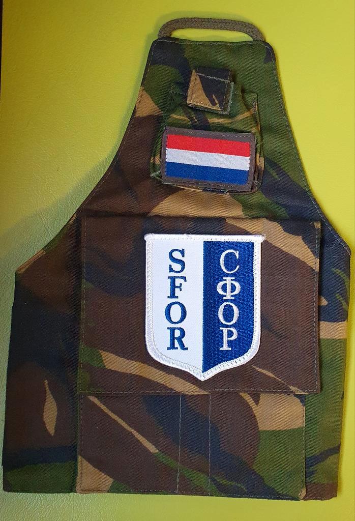 SFOR Camouflage Woodland (KL)armband incl opbergvak pennen, Verzamelen, Militaria | Algemeen, Landmacht, Overige typen, Nederland