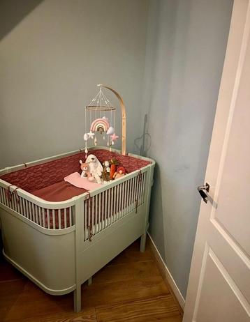 Oude roze stootkussen/bedrand voor in je baby bed  beschikbaar voor biedingen