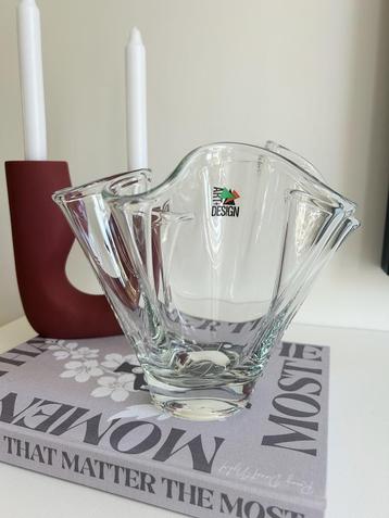 Vintage Italiaanse Art+Design zakdoekvaas beschikbaar voor biedingen