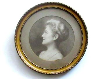 Antieke foto portret in brocante lijst van 1925.  beschikbaar voor biedingen