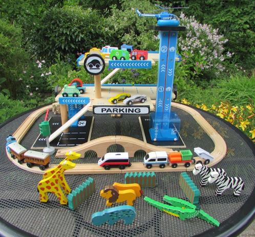 Houten garage met houten treinrails, Kinderen en Baby's, Speelgoed | Houten speelgoed, Zo goed als nieuw, Overige typen, Ophalen of Verzenden