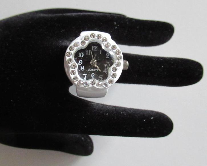 Ring Klokje, Sieraden, Tassen en Uiterlijk, Horloges | Dames, Zo goed als nieuw, Overige merken, Kunststof, Met strass, Ophalen