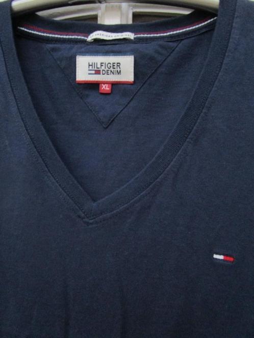 Donkerblauw Tommy Hilfiger v-hals shirt, XL valt als M, Kleding | Heren, T-shirts, Zo goed als nieuw, Maat 48/50 (M), Blauw, Ophalen