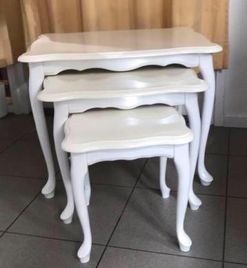 Keurig nette witte mimiset (er zijn 2 sets))   beschikbaar voor biedingen