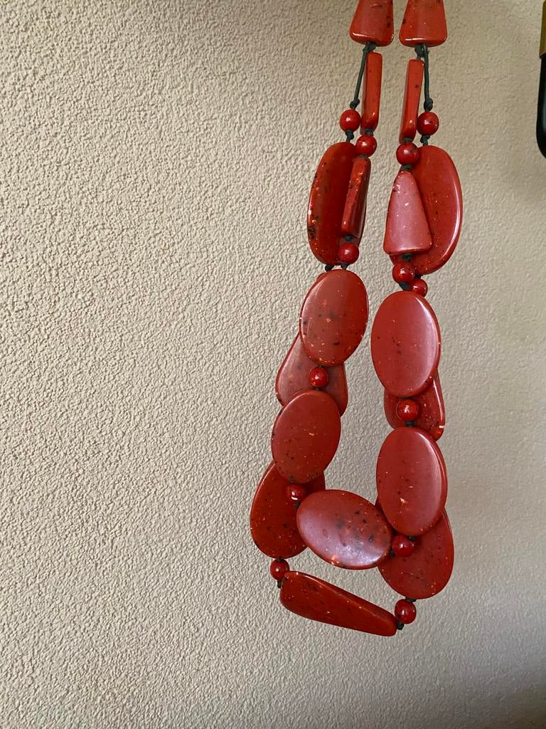 Rode Design Ketting - 40 cm, Sieraden, Tassen en Uiterlijk, Kettingen, Kunststof, Ophalen of Verzenden, Rood, Verstelbaar