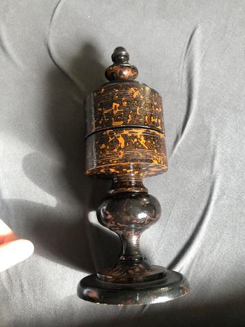 Antieke Houten Tabakspot beschikbaar voor biedingen