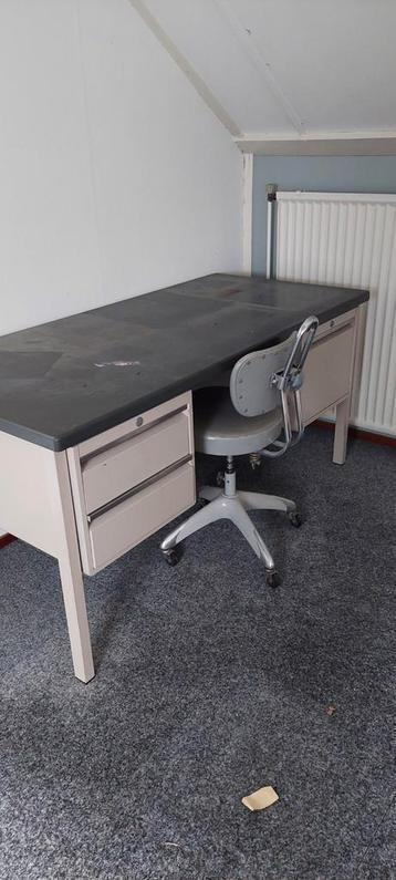 Degelijk bureau en stoel beschikbaar voor biedingen