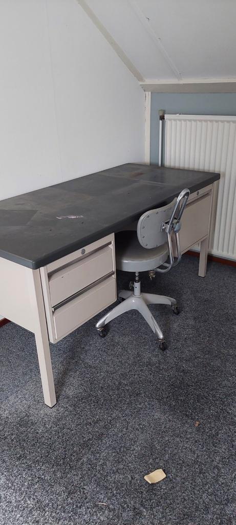 Degelijk bureau en stoel, Huis en Inrichting, Bureaus, Gebruikt, Bureau, Ophalen
