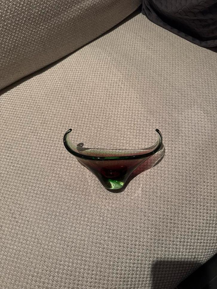 Paars Groene Glazen Schaal met Krullen, Antiek en Kunst, Antiek | Glas en Kristal, Ophalen of Verzenden