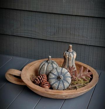 Olijfschaal met handvat. beschikbaar voor biedingen