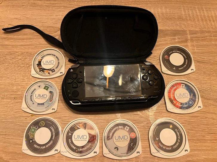 PSP met 8 games & case, Spelcomputers en Games, Spelcomputers | Sony PlayStation 1, Gebruikt, Met 1 controller, Met games, Ophalen of Verzenden