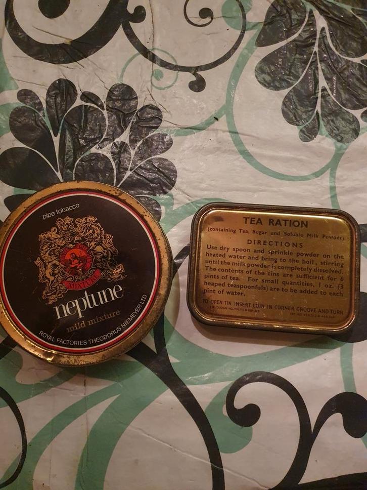2 Vintage Blikken - Neptune & Tea Ration, Verzamelen, Rookartikelen, Aanstekers en Luciferdoosjes, Gebruikt, Tabaksdoos of Verpakking