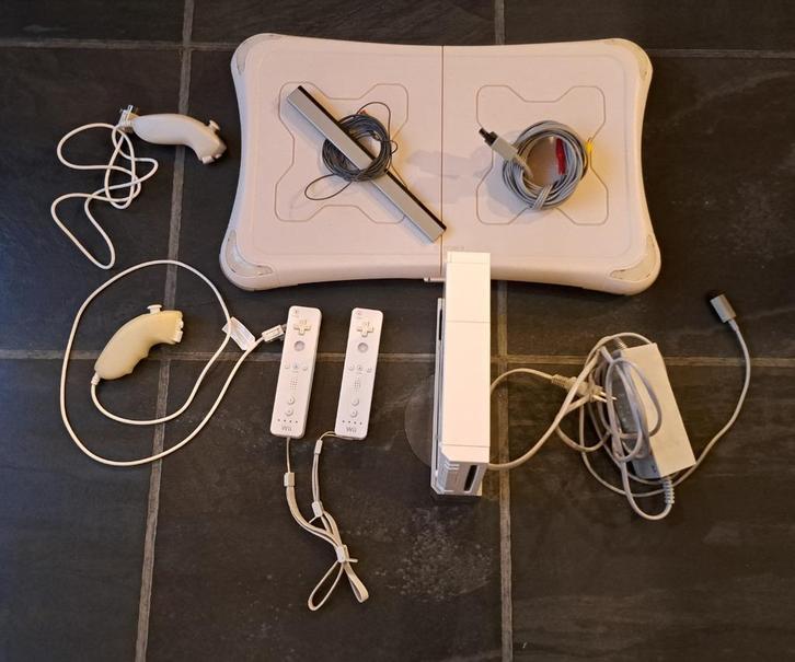 Complete Nintendo Wii Set, accessoires, spellen &balansboard, Spelcomputers en Games, Spelcomputers | Nintendo Wii, Gebruikt, Met 2 controllers