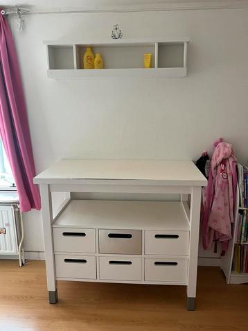 Commode wit met lades en bovenkastje beschikbaar voor biedingen