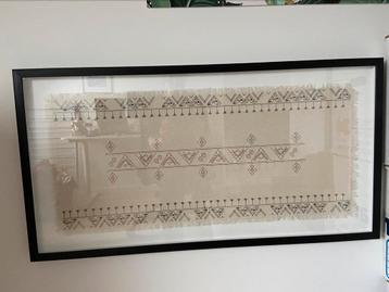 Berber motief op textiel in zwarte lijst beschikbaar voor biedingen