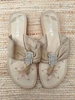 Jumex crème kleurige dames teenslippers met bling motief, Slippers, Beige, Ophalen of Verzenden, Zo goed als nieuw