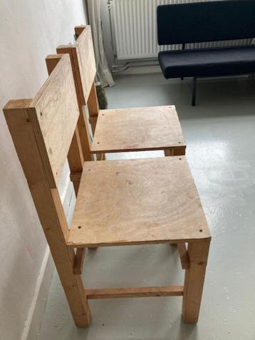 4 houten stoelen  beschikbaar voor biedingen