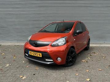 Toyota Aygo 1.0 VVT-i Dynamic Orange / NWE APK / SPORT UITVO beschikbaar voor biedingen