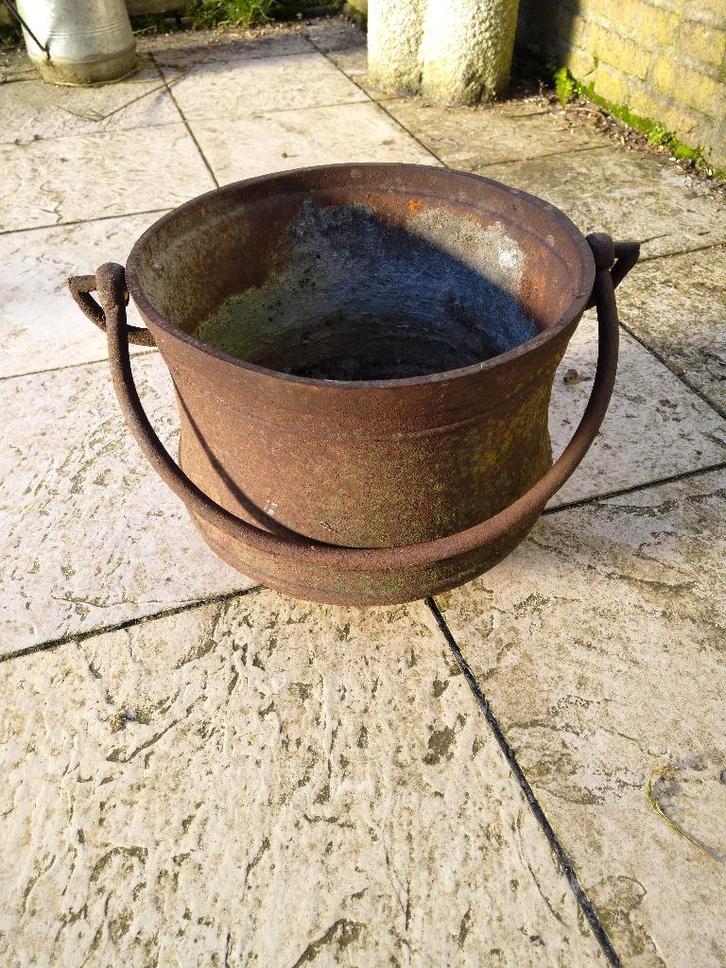 Antieke zwaar gietijzeren heksenketel - kookpot €50,-, Antiek en Kunst, Antiek | Keukenbenodigdheden, Ophalen