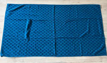 Blauw badlaken met relief stippen. beschikbaar voor biedingen