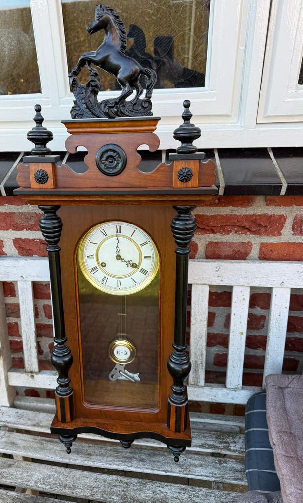 Klassieke mechanische wandklok met slinger, Antiek en Kunst, Antiek | Klokken, Ophalen of Verzenden