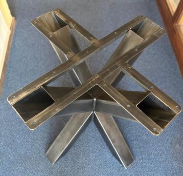 Onderstel eettafel beschikbaar voor biedingen