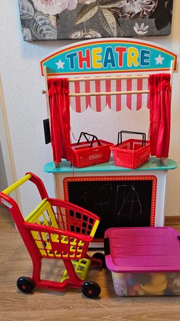 Houten Winkel/Theater met Accessoires beschikbaar voor biedingen