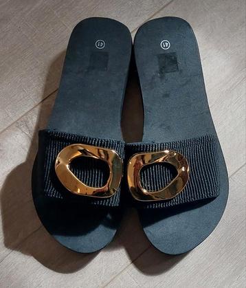 Zwarte slippers met gouden gesp beschikbaar voor biedingen
